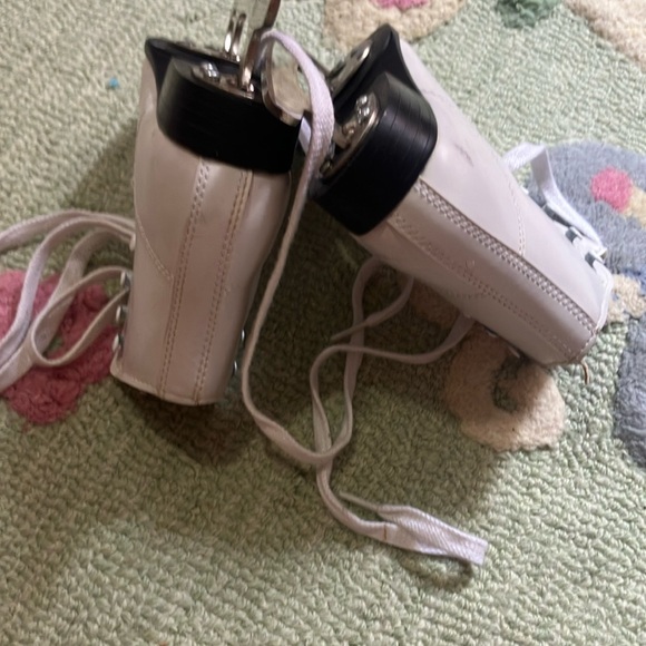 Girl’s White Figure Skates with Silver Accents - Picture 7 of 8